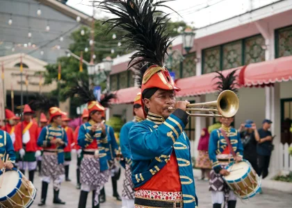 Pemandangan Yogyakarta sebagai Kota Pelajar dengan mahasiswa di kampus, budaya, dan warisan sejarah.